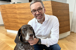 Herbert Kickl mit Bürohund Lu.