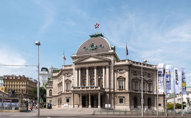 Unter dem linken Intendanten Michael Schottenberg war das Volkstheater 2005 mit einem roten Stern verschandelt worden, der mittlerweile entfernt wurde. Die linken Umtriebe am Theater blieben.