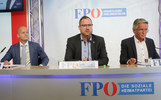 Rechtsanwalt Michael Schilchegger, FPÖ-Generalsekretär Christian Hafenecker und ORF-Stiftungsrat Peter Westenthaler (v.l.).