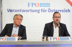 ORF-Stiftungsrat Peter Westenthaler (l.) und FPÖ-Mediensprecher Christian Hafenecker bei ihrer Pressekonferenz. 