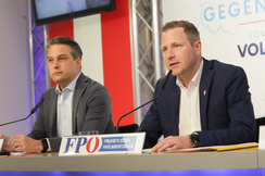 FPÖ-Wien-Landesparteichef Dominik Nepp (l.) und -Generalsekretär Michael Schnedlitz bei ihrer Pressekonferenz in Wien. 