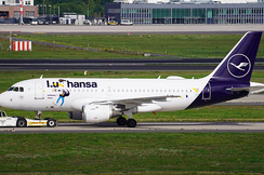 Die Lufthansagruppe hebt ab sofort pro Flugreise eine "Umweltgebühr" von 72 Euro ein - eine sinnlose Strafsteuer ähnlich der CO2-Strafsteuer in Österreich.