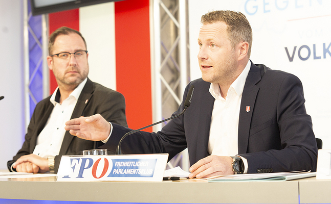Die FPÖ-Generalsekretäre Christian Hafenecker (l.) und Michael Schnedlitz bei ihrer Pressekonferenz zur EU-Wahl.