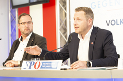 Die FPÖ-Generalsekretäre Christian Hafenecker (l.) und Michael Schnedlitz bei ihrer Pressekonferenz zur EU-Wahl.