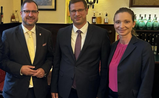 FPÖ-Generalsekretär Christian Hafenecker (l.) und -Außenpolitiksprecherin Susanne Fürst trafen erst kürzlich mit dem ungarischen Kanzleramtsminister Gergely Gulyás in Wien.