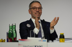 FPÖ-Bundesparteiobmann Herbert Kickl gratuliert seinem Vorarlberger Parteikollegen Christof Bitschi zu seinem Wahlerfolg.