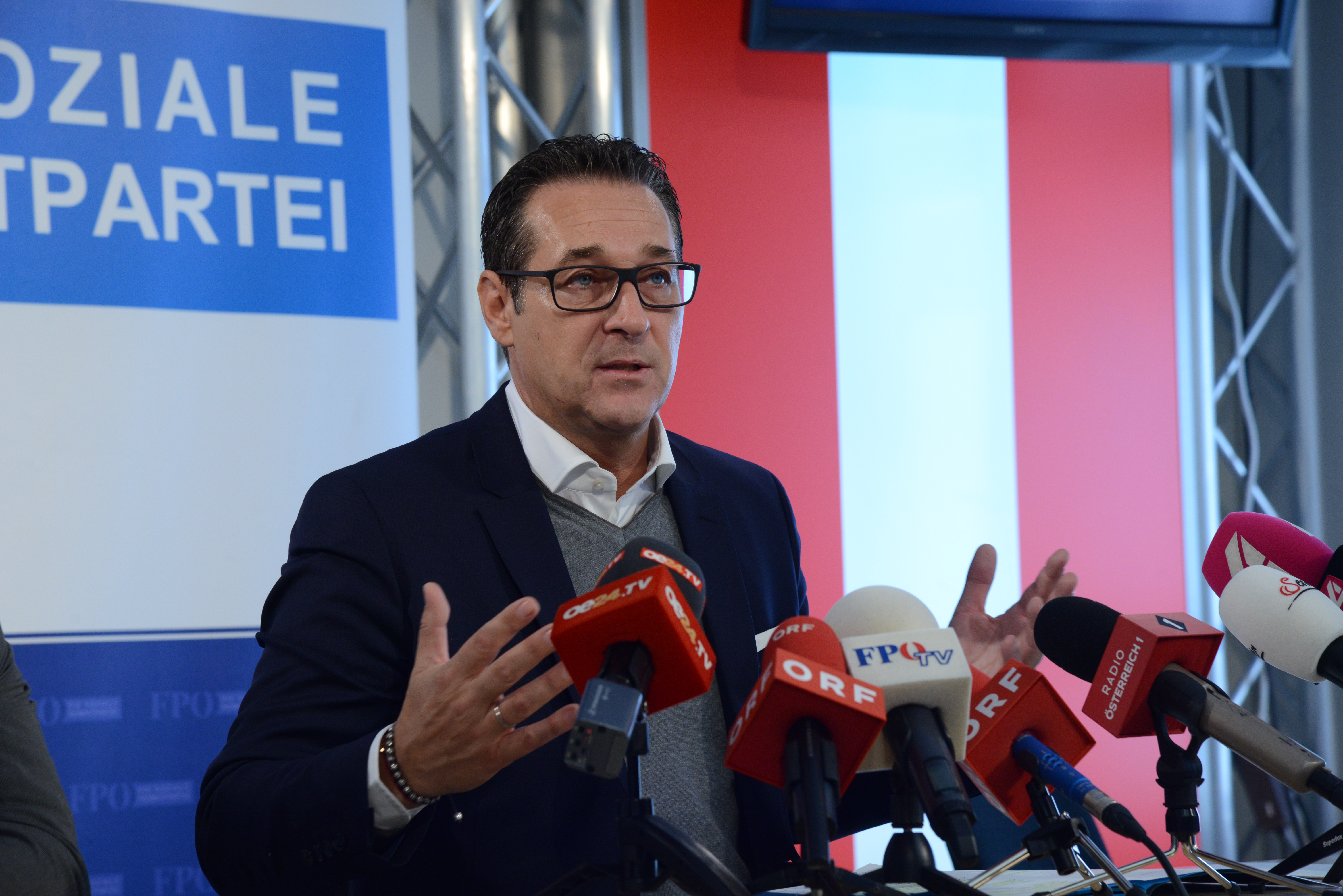 HC Strache: Scheinstaatsbürger haben österreichische ...